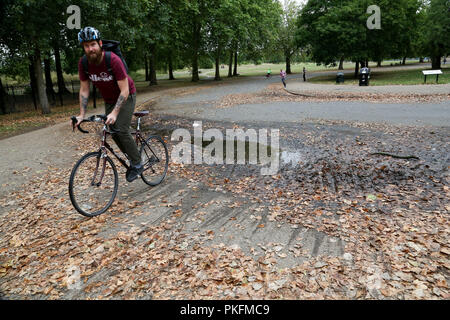 Finsbury Park im Norden von London im Herbst fallenden Blätter. Mit: Atmosphäre, Wo: London, Großbritannien Wann: 13 Aug 2018 Quelle: Dinendra Haria/WANN Stockfoto