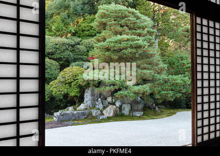 Nanzen-ji, Kyoto, Japan. Die "Kran Insel' gesehen durch das Papier Schiebetüren oder Bildschirmen (Shoji) von der Rezeption Zimmer im Konchi-in Zen Tempel Stockfoto