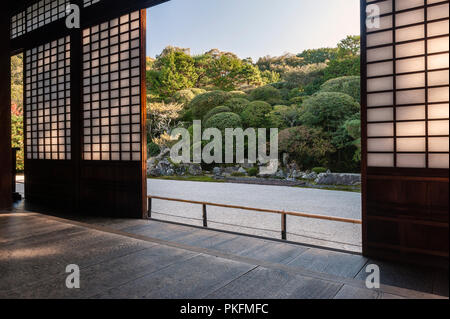 Nanzen-ji, Kyoto, Japan. Traditionelle Papier Schiebetüren (Shoji) oder Bildschirme in der Rezeption Zimmer im Konchi-in Zen Tempel Stockfoto