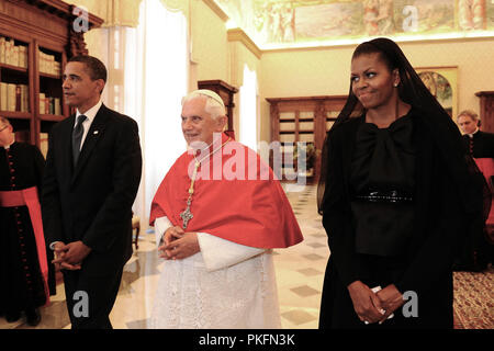 Benedikt XVI. den Präsidenten der Vereinigen Staaten von Amerika Barack Obama. Im Foto Barack Obama Benedikt XVI. und Michelle Obama Stockfoto