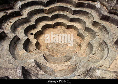 Der Lotus Teich um Polonnaruwa antike Stadt. In Sri Lanka, August 2018. Stockfoto