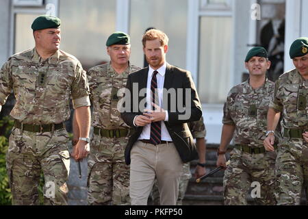 Der Herzog von Sussex macht sich auf den Weg von der Offiziersmesse, bei einem Besuch der Royal Marines Commando Training Center in Lympstone, Devon. Stockfoto