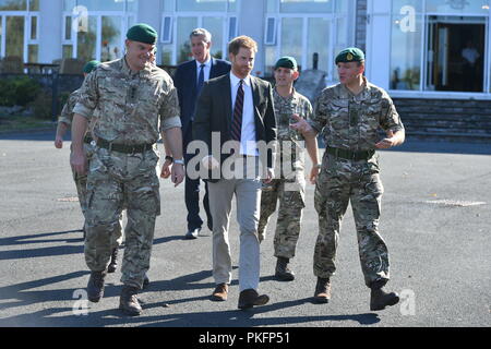 Der Herzog von Sussex macht sich auf den Weg von der Offiziersmesse, bei einem Besuch der Royal Marines Commando Training Center in Lympstone, Devon. Stockfoto