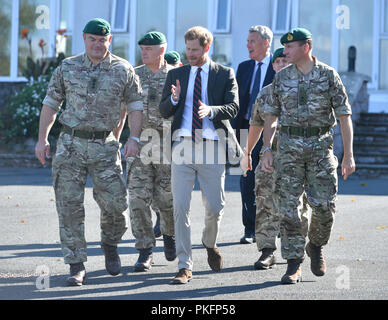 Der Herzog von Sussex macht sich auf den Weg von der Offiziersmesse, bei einem Besuch der Royal Marines Commando Training Center in Lympstone, Devon. Stockfoto