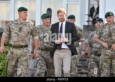 Der Herzog von Sussex macht sich auf den Weg von der Offiziersmesse, bei einem Besuch der Royal Marines Commando Training Center in Lympstone, Devon. Stockfoto