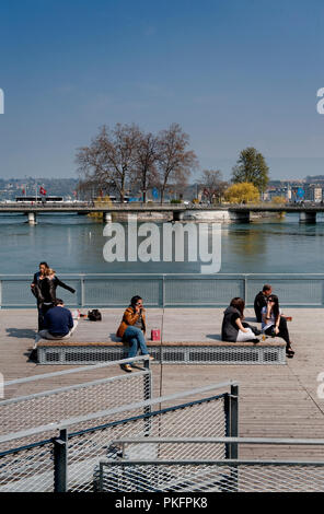 Die Menschen genießen die Sonne auf der Pont de la Machine über die Rhône in Genf (Schweiz, 16/04/2010) Stockfoto