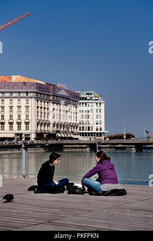 Die Menschen genießen die Sonne auf der Pont de la Machine über die Rhône in Genf (Schweiz, 16/04/2010) Stockfoto