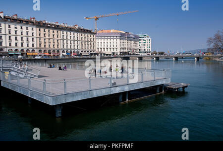 Die Menschen genießen die Sonne auf der Pont de la Machine über die Rhône in Genf (Schweiz, 16/04/2010) Stockfoto