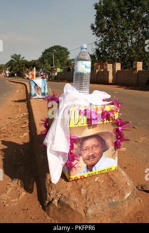 Die hrines' von Anhängern der Kandidaten Präsident Museveni und Dr Kizza Besigye während 2006 ugandischen Präsidentschaftswahlen gebaut Stockfoto