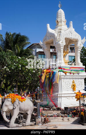 Großer weißer Geist Haus mit vielen Puppen und Elefant Skulptur in Phuket, Thailand Stockfoto