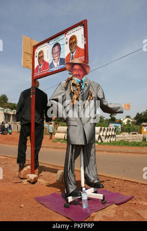 Bildnisse von Ugandas Präsident Museveni (gegenüber) und Dr. Kizza Besigye (hinten) während der Präsidentenwahl 2006 Stockfoto