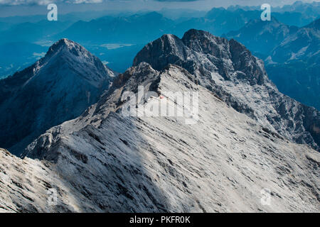 Rot Biwak am Jubiläumsgrat im Wettersteingebirge, Reintal, Alpspitze, Hochblassen, Luftaufnahme Stockfoto