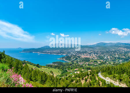 Küste und die Bucht, Klippen, Iris, Route des Crétes, Cassis, Provence-Alpes-Côte d'Azur, Frankreich Stockfoto