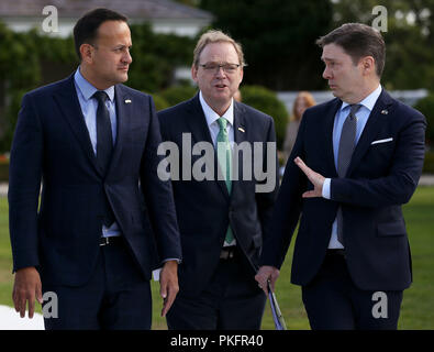 Taoiseach Leo Varadkar (links) mit Charge d'Affaires Reece Smyth (rechts) und Kevin Hassett, Vorsitzender des Weißen Hauses der Wirtschaftlichen Adivisors, bei der Ankunft an eine Wirtschaftskonferenz in der amerikanischen Botschaft in Dublin, wo er bestätigt, dass US-Präsident Donald Trump seinen Besuch in Irland verschoben hat. Stockfoto