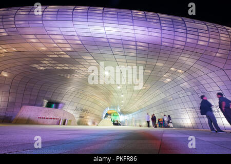 Seoul, Südkorea - Oktober 02, 2017: Nicht identifizierte Personen sightseeing Touren moderne Architektur an der Dongdaemun Design Plaza in Seoul, Südkorea Stockfoto