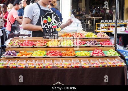 Phuket, Thailand - 25 Februar 2018: Lukchub bunten süßen Süßigkeiten zum Verkauf. Mix Loukchub traditionelle Thailändische dessert Verkauf auf der Straße Markt Stockfoto