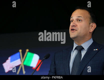 Taoiseach Leo Varadkar in seiner Rede auf einer Wirtschaftskonferenz in der amerikanischen Botschaft in Dublin, wo er bestätigt, dass US-Präsident Donald Trump seinen Besuch in Irland verschoben hat. Stockfoto