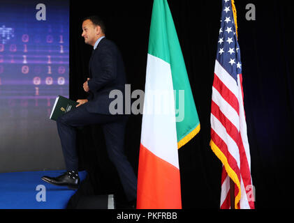 Taoiseach Leo Varadkar nimmt auf der Bühne bei einer Wirtschaftskonferenz in der amerikanischen Botschaft in Dublin, wo er bestätigt, dass US-Präsident Donald Trump seinen Besuch in Irland verschoben hat, zu sprechen. Stockfoto