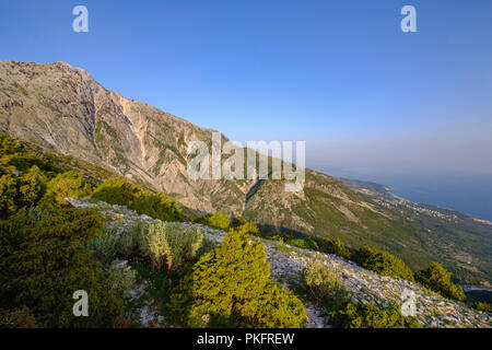 Maja e Çikës, Ansicht von Llogara Pass, Ceraunian Dhërmi, Bergen, in der Nähe der albanischen Riviera, qark Vlora, Albanien Stockfoto