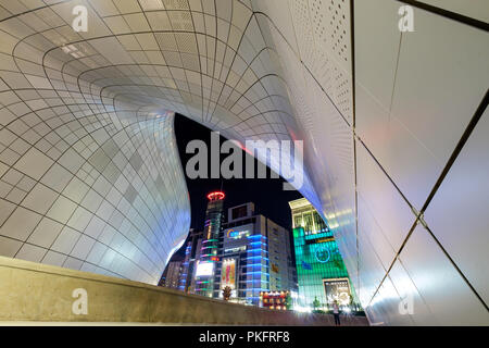 Seoul, Südkorea - Oktober 02, 2017: Nicht identifizierte Personen sightseeing Touren moderne Architektur an der Dongdaemun Design Plaza in Seoul, Südkorea Stockfoto