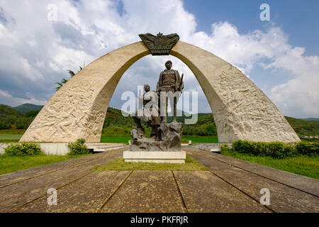 Arch von Drashovice, Freiheitsdenkmal in Drashovicë, Shushica Tal, qark Vlora, Albanien Stockfoto