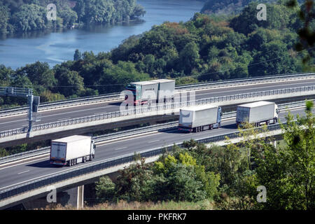 Autobahnbrücke bei Prackovice, Elbtal, LKW-Brücke Tschechien Stockfoto