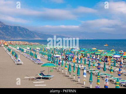 Liegestühle, Strand in Velipoja, Velipojë, Adria, qark Shkodra, Albanien Stockfoto