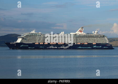 Mein Schiff 3, ein luxuriöses Kreuzfahrtschiff von TUI Cruises, Abfahrt von Greenock auf den Firth of Clyde. Stockfoto
