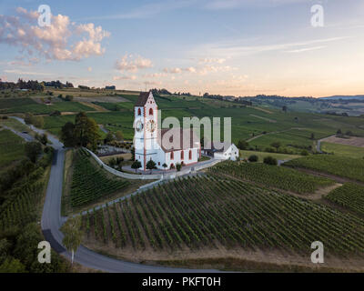 Berg Kirche St.Moritz an der Dämmerung, Luftaufnahme, Hallau, Schaffhausen, Schweiz Stockfoto