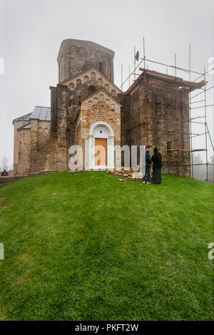 Djurdjevi Stupovi, in der Nähe von Novi Pazar, Serbien - Oct 4, 2009 - Zwei Menschen beobachten und talkin g über die Rekonstruktion der alten Serbisch-orthodoxe Kloster Stockfoto