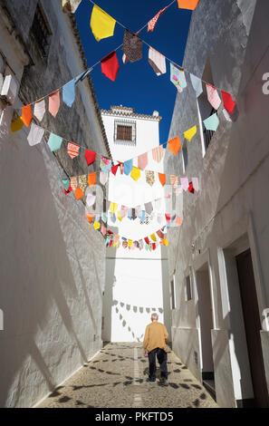 Älterer Mann in einer Gasse mit weiß getünchten Häusern, Weiße Stadt Arcos de la Frontera, Provinz Cadiz, Andalusien, Spanien Stockfoto