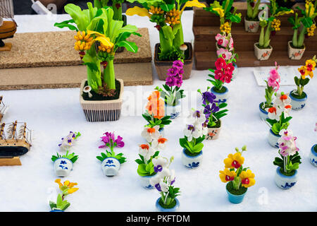Polymer clay Souvenirs blumen Topfpflanzen blumen Orchideen und Palmen. Handgefertigt aus Kunststoff Spielzeug Pflanzen Stockfoto