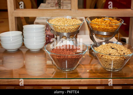 Vielzahl von gesunden Ballaststoffe Getreide in Glasschalen bereit für Frühstück - Haferflocken, Cornflakes Stockfoto