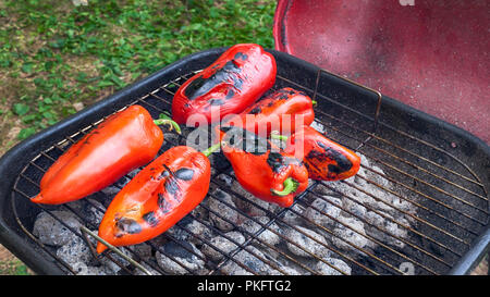 Süße rote Paprika auf dem Grill geröstet fast fertig stellen Stockfoto