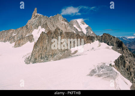 Panorama des Mont Blanc Massivs, des höchsten und des beliebten Berg Europas Nordwesten von Italien. Blick von der Terrasse Punta Helbronner Stockfoto