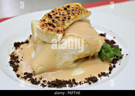 Süße Pfannkuchen - Crepe in Karamellsauce mit muscovado dunkel braunem Zucker und Karamellisierte Banane, mint Blatt Stockfoto