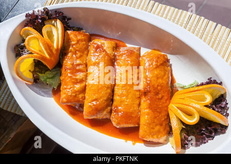 Gebratene Frühlingsrollen mit Sweet Chili Sauce serviert auf weiße Platte Stockfoto