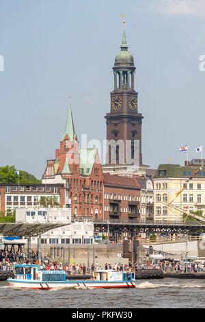 Turm der Kirche St. Michael, Michel, vor St. Pauli Landungsbrücken, Hafen von Hamburg, Hamburg, Deutschland Stockfoto