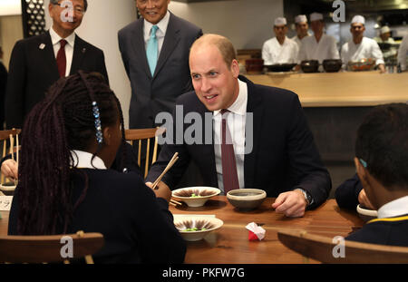 Herzog von Cambridge Joins in der örtlichen Schule Kinder von St. Cuthbert mit St-Matthias-CE-Grundschule lernen die Kunst der Verwendung von Stäbchen während der offiziellen Eröffnung der Japan Haus in London, der neue kulturelle Heimat von Japan in Großbritannien. Stockfoto