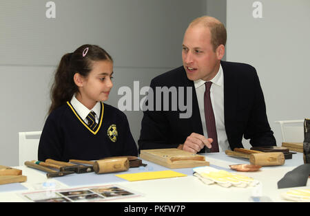 Herzog von Cambridge verbindet lokale Schule Kinder von St. Cuthbert mit St-Matthias-CE-Schule in einem Bronzedorn schlagen Workshop während der offiziellen Eröffnung des Japan Haus in London, der neue kulturelle Heimat von Japan in Großbritannien. Stockfoto