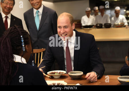 Herzog von Cambridge Joins in der örtlichen Schule Kinder von St. Cuthbert mit St-Matthias-CE-Grundschule lernen die Kunst der Verwendung von Stäbchen während der offiziellen Eröffnung der Japan Haus in London, der neue kulturelle Heimat von Japan in Großbritannien. Stockfoto