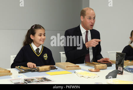 Herzog von Cambridge verbindet lokale Schule Kinder von St. Cuthbert mit St-Matthias-CE-Schule in einem Bronzedorn schlagen Workshop während der offiziellen Eröffnung des Japan Haus in London, der neue kulturelle Heimat von Japan in Großbritannien. Stockfoto