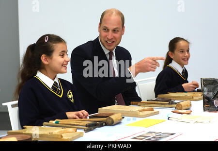 Herzog von Cambridge verbindet lokale Schule Kinder von St. Cuthbert mit St-Matthias-CE-Schule in einem Bronzedorn schlagen Workshop während der offiziellen Eröffnung des Japan Haus in London, der neue kulturelle Heimat von Japan in Großbritannien. Stockfoto