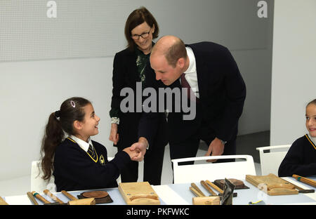 Herzog von Cambridge verbindet lokale Schule Kinder von St. Cuthbert mit St-Matthias-CE-Schule in einem Bronzedorn schlagen Workshop während der offiziellen Eröffnung des Japan Haus in London, der neue kulturelle Heimat von Japan in Großbritannien. Stockfoto