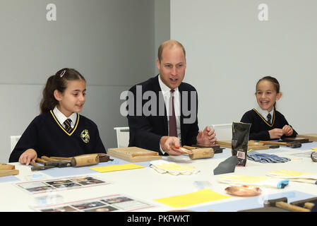 Herzog von Cambridge verbindet lokale Schule Kinder von St. Cuthbert mit St-Matthias-CE-Schule in einem Bronzedorn schlagen Workshop während der offiziellen Eröffnung des Japan Haus in London, der neue kulturelle Heimat von Japan in Großbritannien. Stockfoto