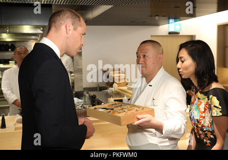 Herzog von Cambridge ist seine Unterschrift bento box von Executive Chef Akira Shimizu während der offiziellen Eröffnung der Japan Haus in London, der neue kulturelle Heimat von Japan in Großbritannien präsentiert. Stockfoto