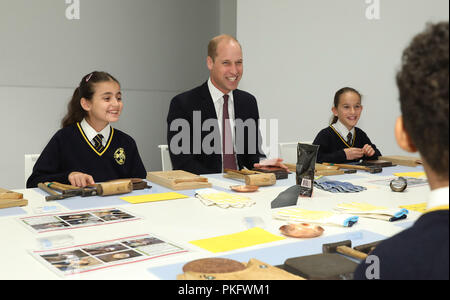 Herzog von Cambridge verbindet lokale Schule Kinder von St. Cuthbert mit St-Matthias-CE-Schule in einem Bronzedorn schlagen Workshop während der offiziellen Eröffnung des Japan Haus in London, der neue kulturelle Heimat von Japan in Großbritannien. Stockfoto