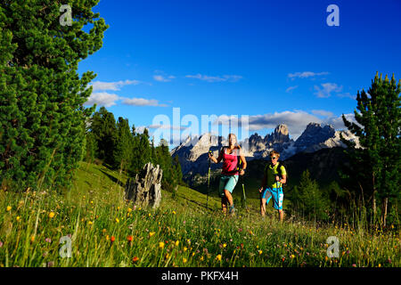 Wanderer auf der Aufstieg von der Plätzwiese auf den Gipfel des Dürrenstein, im Hintergrund der Gipfel des Monte Cristallo Stockfoto
