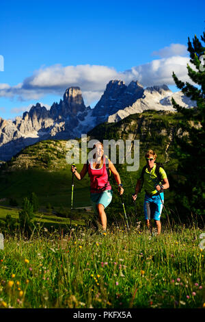 Wanderer auf der Aufstieg von der Plätzwiese auf den Gipfel des Dürrenstein, im Hintergrund der Gipfel des Monte Cristallo Stockfoto