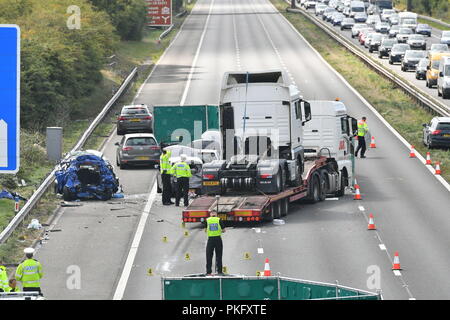 Rettungskräfte an der Unfallstelle auf der Autobahn M5 in der Nähe von Taunton in Somerset. Die Straße war heute morgen nach einer Kollision zwischen einem Lkw und mehrere Autos, in denen zwei Menschen ums Leben gekommen. Stockfoto